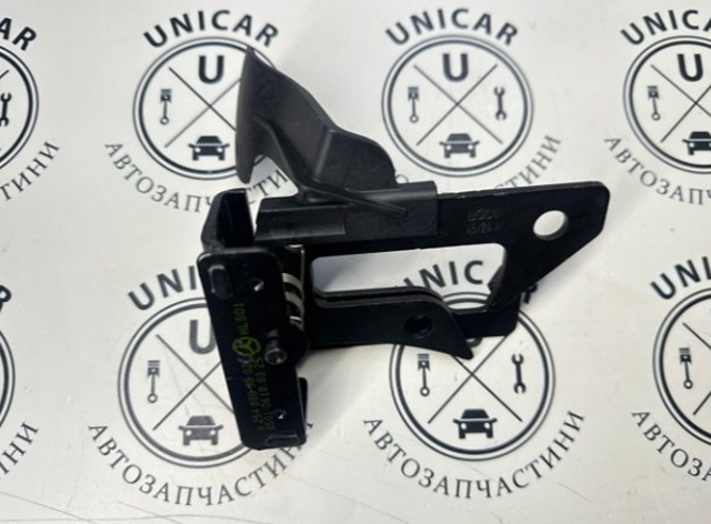 Стояк-гак замка капота Mercedes A2548809802 ціна, від 63.34 USD