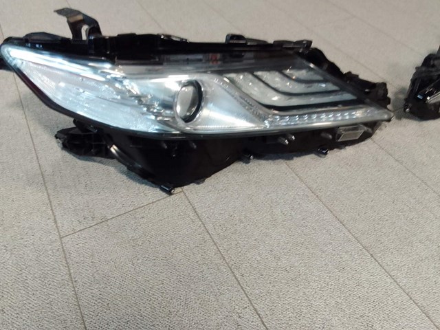8118533D72 Toyota Фари