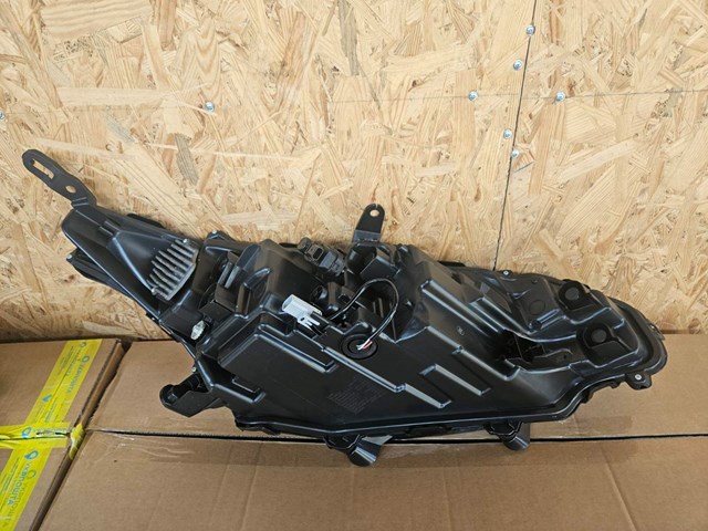 Фара Toyota 8115048J30
