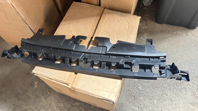 Кронштейн решітки радіатора PJ6Z17C897A Ford