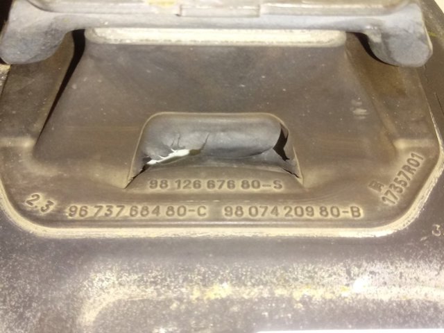 Подушка (опора) двигуна, ліва верхня 9812667680 Peugeot/Citroen