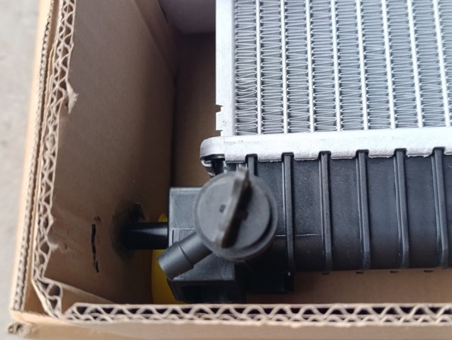 Купити 214106UM0A Nissan/Infiniti Радіатор двигуна
