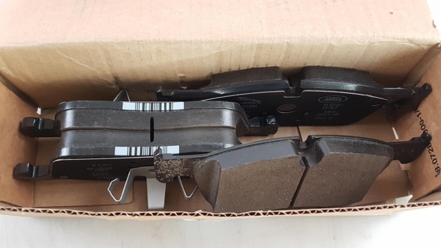Передні тормозні колодки LR118006 Land Rover