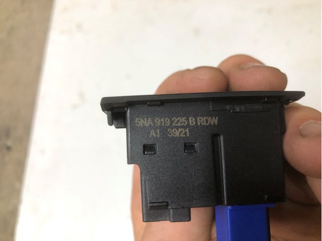 Кнопка аварійки 5NA919225B VAG