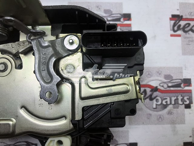 LR070440 Land Rover Замок водійських дверей