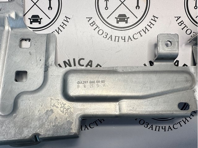 Кронштейн кріплення крила переднього лівого верхній Mercedes A2978800900 ціна, від 19.75 USD