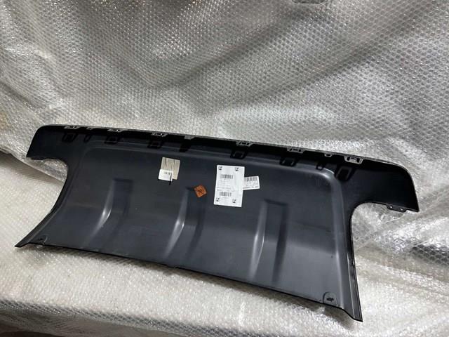 Накладка бампера заднього, центральна LR105079 Land Rover