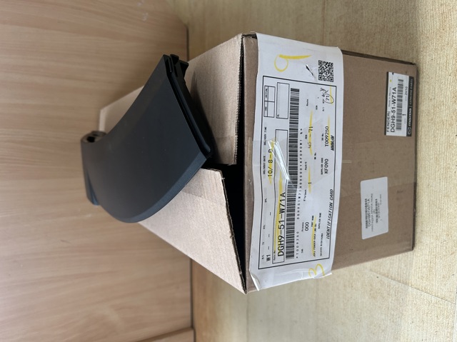 DGH951W71 Mazda Молдинг арки крила переднього, правий