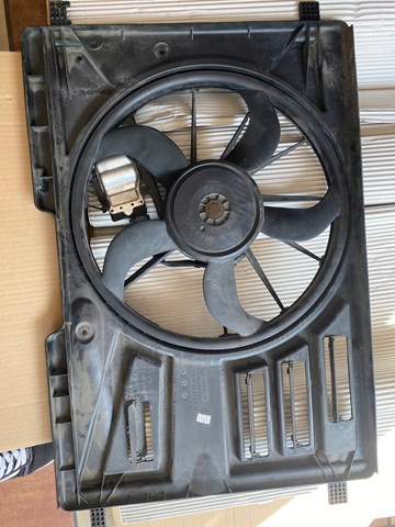 8V618C607RD Ford Дифузор радіатора охолодження, в зборі з мотором і крильчаткою