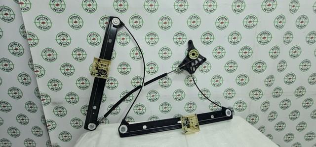 Підйомник механічний вітрового скла на Audi Q3  F3B