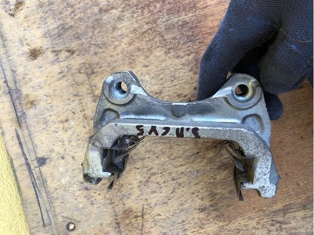 KAY02628X Mazda Скоба гальмівного заднього супорта