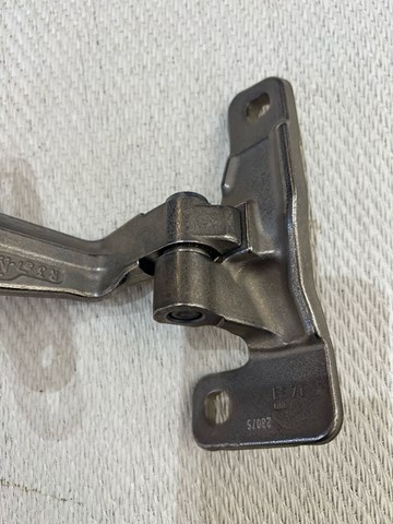 Петля передніх дверей права Mercedes A9107201600 ціна, від 29.32 USD