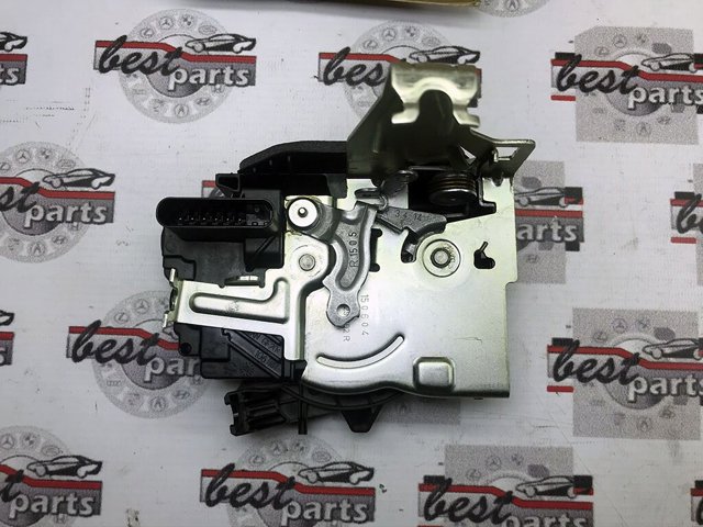 Замок дверки правої передньої LR070437 Land Rover