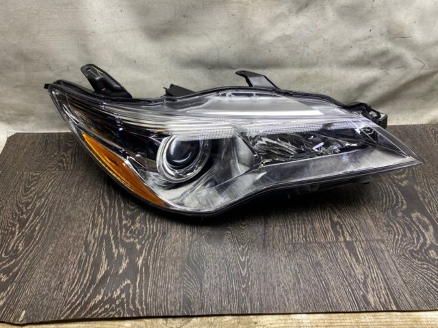Купити 8111006D90 Toyota Права блок фара