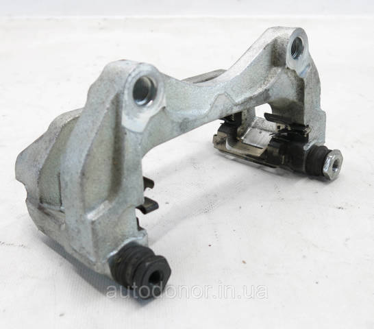 410015MT0A Nissan/Infiniti Супорт гальмівний передній правий