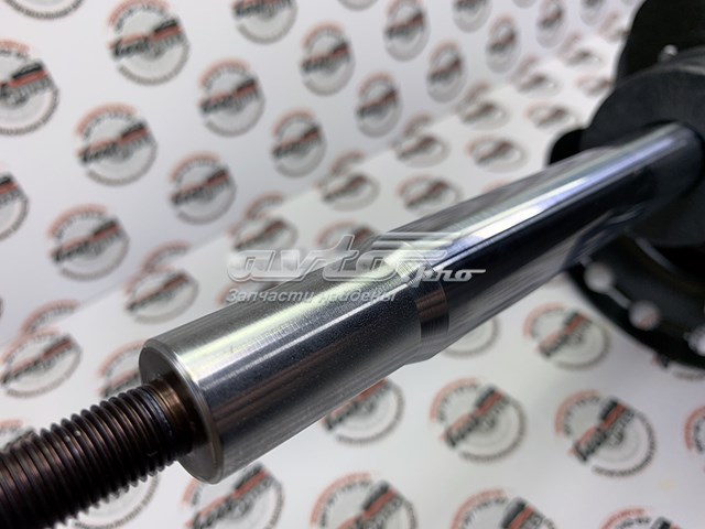 Стійка передня права Land Rover LR060804