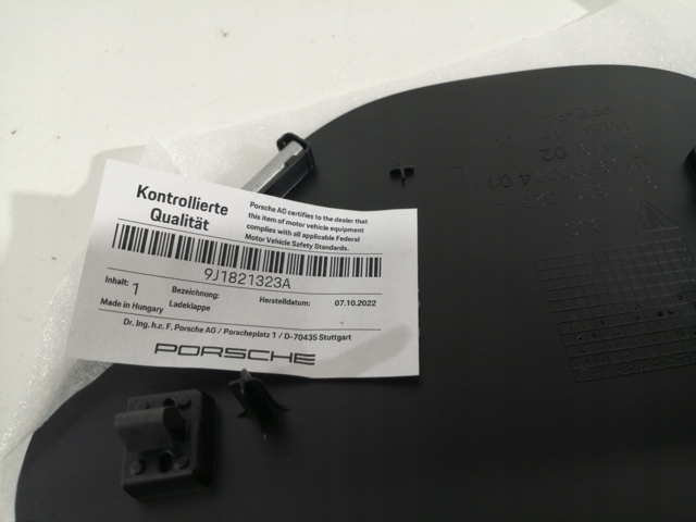 Лючок порту зарядки автомобіля 9J1821323A Porsche