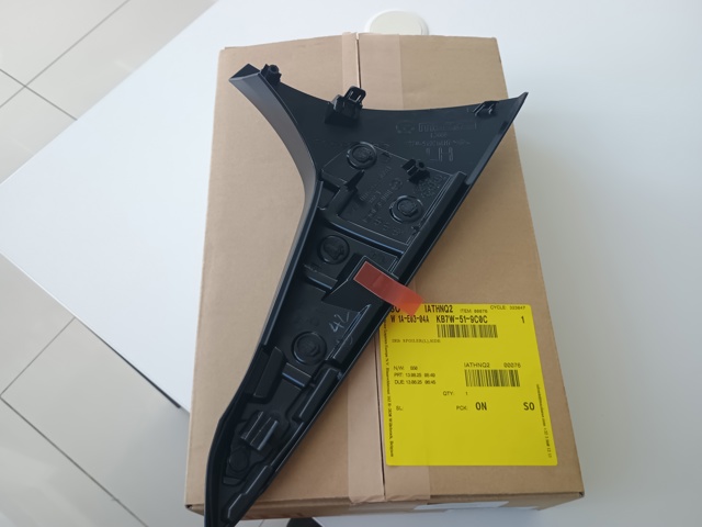 KB7W519C0C Mazda Молдинг скла п'ятої двері