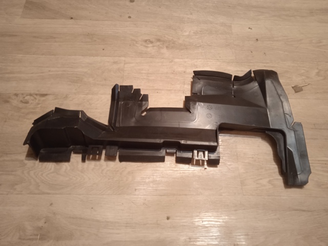 PAD99050AR Signeda Повітропровід (дефлектор) радіатора, правий