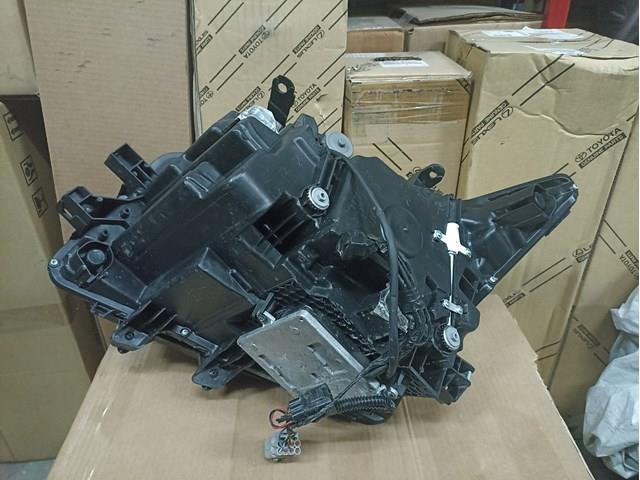 Фара передня права Toyota 8114560Q00