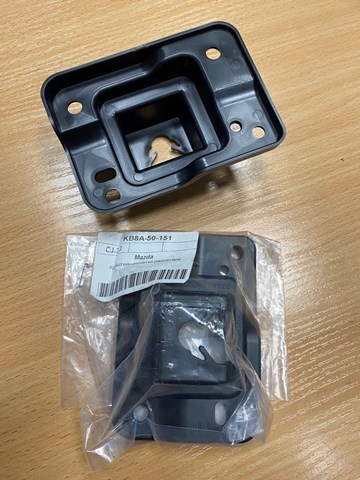 KB8A50151 Mazda Кронштейн решітки радіатора