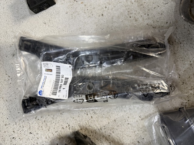 1668510780 Peugeot/Citroen Направляюча переднього бампера
