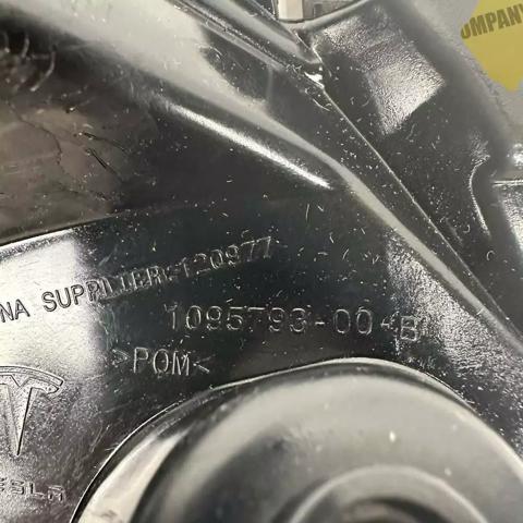 Кронштейн бампера переднього, зовнішній лівий 104709200H Tesla Motors