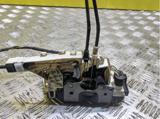 Замок задньої правої двостулкової двері A9067303935 Mercedes