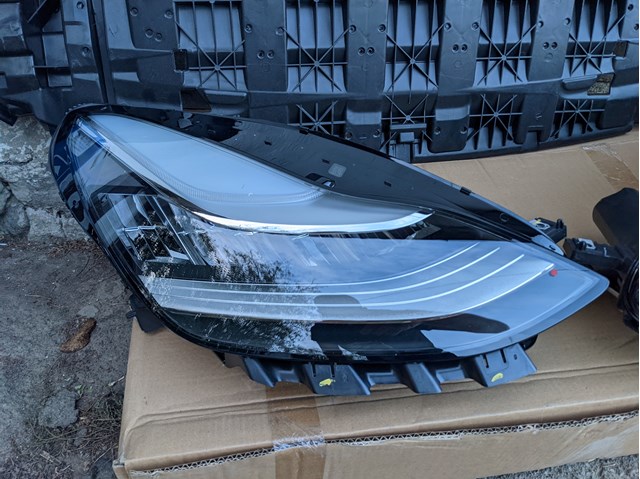 Фара права 107737200L Tesla