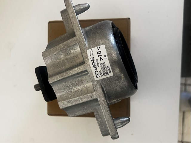 LR094225 Land Rover Кронштейн подушки (опори) двигуна, правої