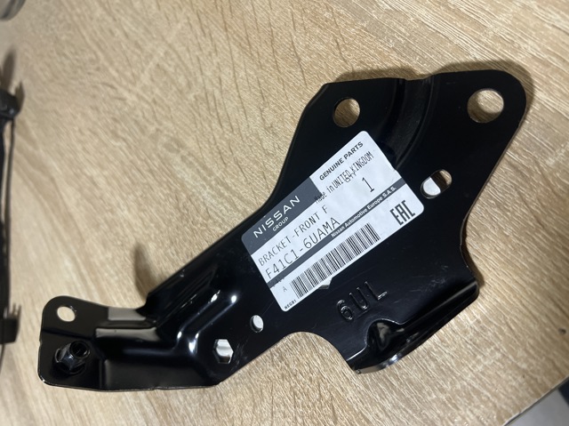 F41C16UAMA Nissan/Infiniti Кронштейн кріплення крила переднього лівого, передній