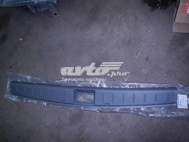 96834041 General Motors Накладка бампера заднього, верхня захисна