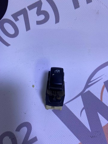 Кнопка вмикання двигуна склопідіймача передня права Hyundai/Kia 935782D000