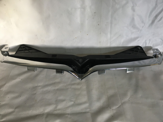 Кронштейн решітки радіатора Tesla 106247200E