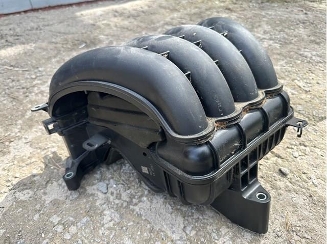 Впускний колектор PE2713100 Mazda