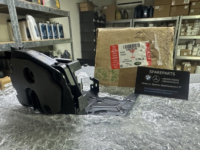 Замок задньої дверї, правої LR078746 Land Rover