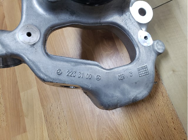 Цапфа поворотна ліва Mercedes A2233323100 ціна, від 768.00 USD