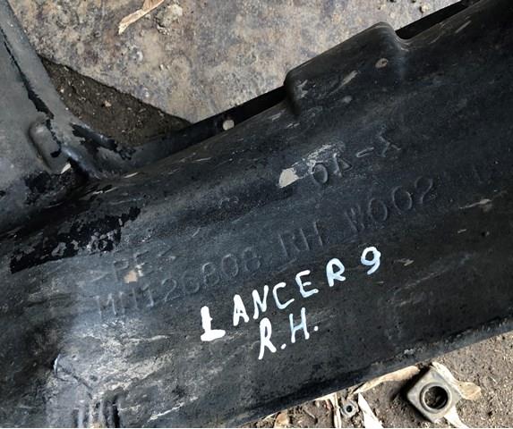 Підкрилки передні праві Mitsubishi MN126808