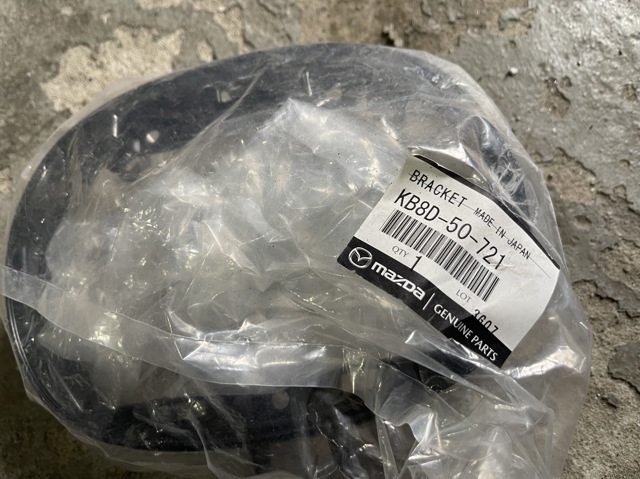 KB8D50721 Mazda Кронштейн емблеми решітки радіатора