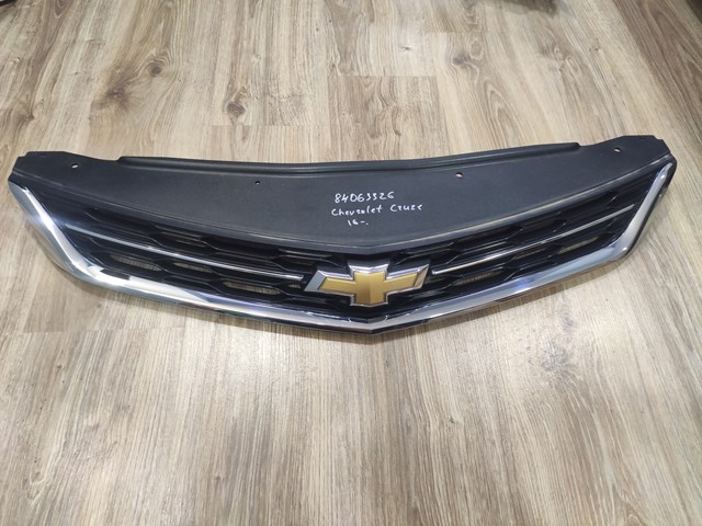 Решітка радіатора 84063326 General Motors