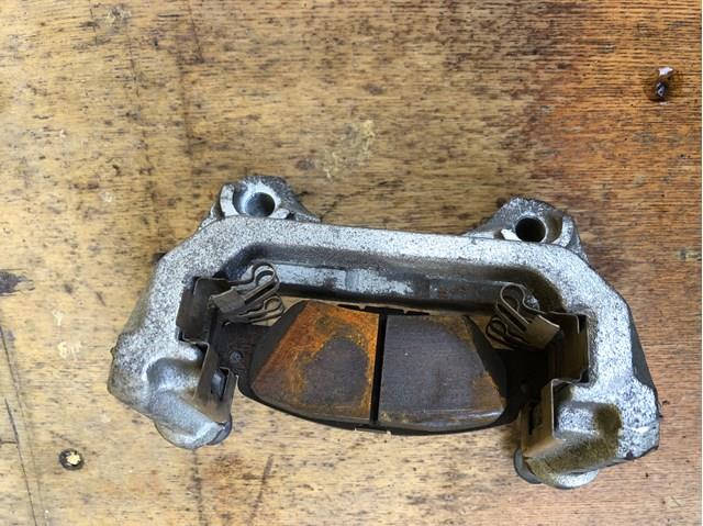 Купити KAY02629X Mazda Скоба супорту заднього