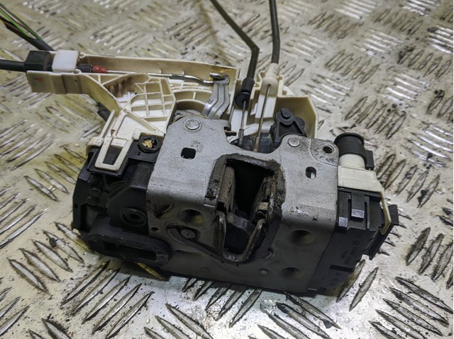 Замок задньої правої двостулкової двері Mercedes A9067303935