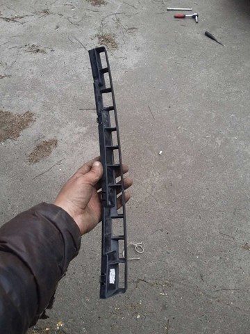 VW1043107 Various Кронштейн бампера переднього, правий