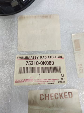 Емблема на решітку радіатора Toyota 753100K060 ціна, від 125.42 USD