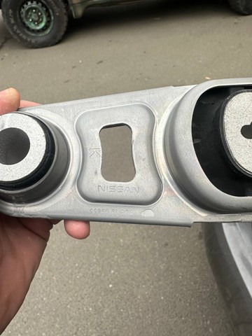 1092A298 Mitsubishi Задня подушка двигуна