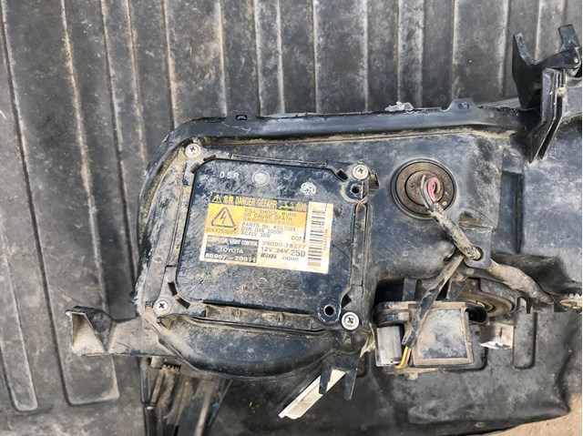 Купити 8114560F00 Toyota Права блок фара