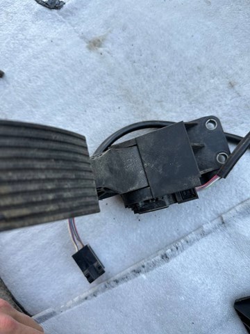Підаль газу Mercedes A9403000004 ціна, від 119.13 USD