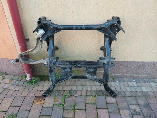 LR143211 Land Rover Передня балка