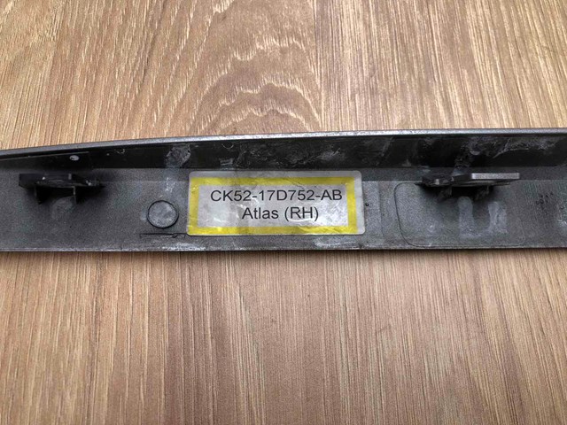Молдинг заднього бампера, правий Land Rover CK5217D752AB