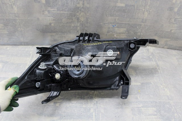 Фара передня права Toyota 811100K401
